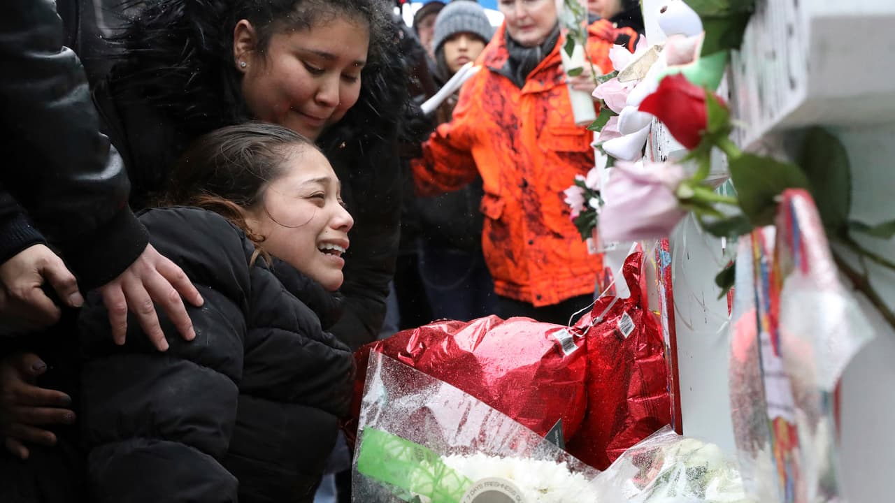 El saldo del 
<a href="https://www.univision.com/local/chicago-wgbo/policia-mato-a-sospechoso-de-tiroteo-en-aurora-que-dejo-a-5-policias-heridos-y-5-personas-muertas">ataque</a> fue de seis muertos, incluyendo al atacante y seis heridos.