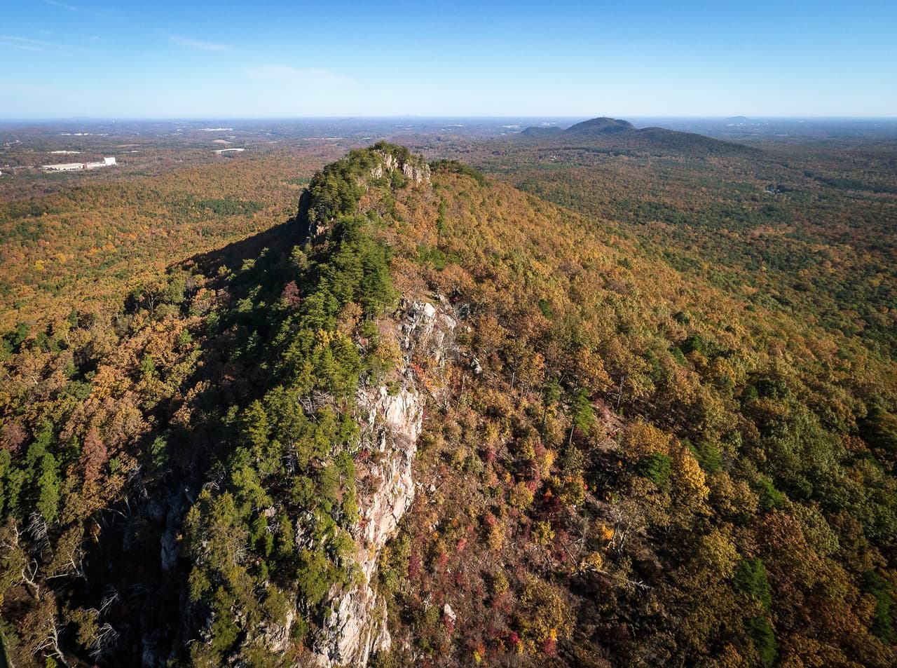 <b>Crowders Mountain State Park (Kings Mountain)</b>: 
<br>
<b>Sitio web</b>: 
<a href="https://www.ncparks.gov/state-parks/crowders-mountain-state-park">https://www.ncparks.gov/state-parks/crowders-mountain-state-park</a> 
<br>
<a href="https://maps.app.goo.gl/RFGG1ASdkC1sGTGF6"><b>Cómo llegar</b></a>
<b> </b>
<br>
<br>Ubicado en el condado de Gaston, a 32 millas al oeste de Charlotte, 
<a href="https://www.univision.com/local/north-carolina-wuvc/crowders-mountain-state-park-carolina-del-norte-primavera-2023-fotos"><b>el arque estatal Crowders Mountain cuenta con dos picos montañosos que ofrecen magníficas vistas de los alrededores de Piedmont</b></a>. Entre sus atractivos, este destino cuenta con 20 millas para explorar.