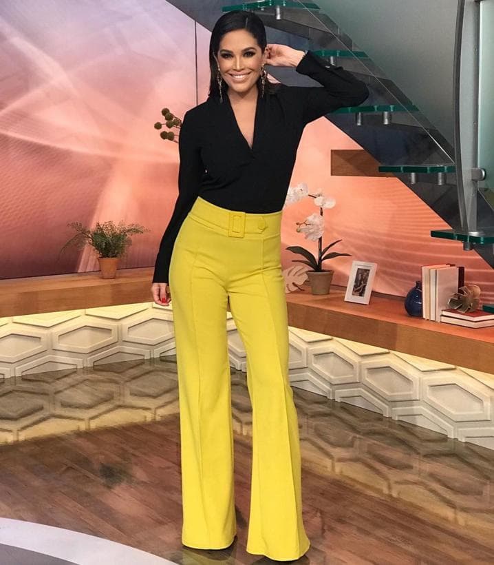 En otra ocasión, la conductora fashionista dijo que los colores primarios (uno de ellos el amarillo) serían los protagonistas del verano. "Tenemos la ventaja de que se pueden combinar con todo tipo de prendas, ya sea de colores fuertes o más neutros. Atrévanse a usarlos mis amores y a lucir radiantes", redactó Karla.