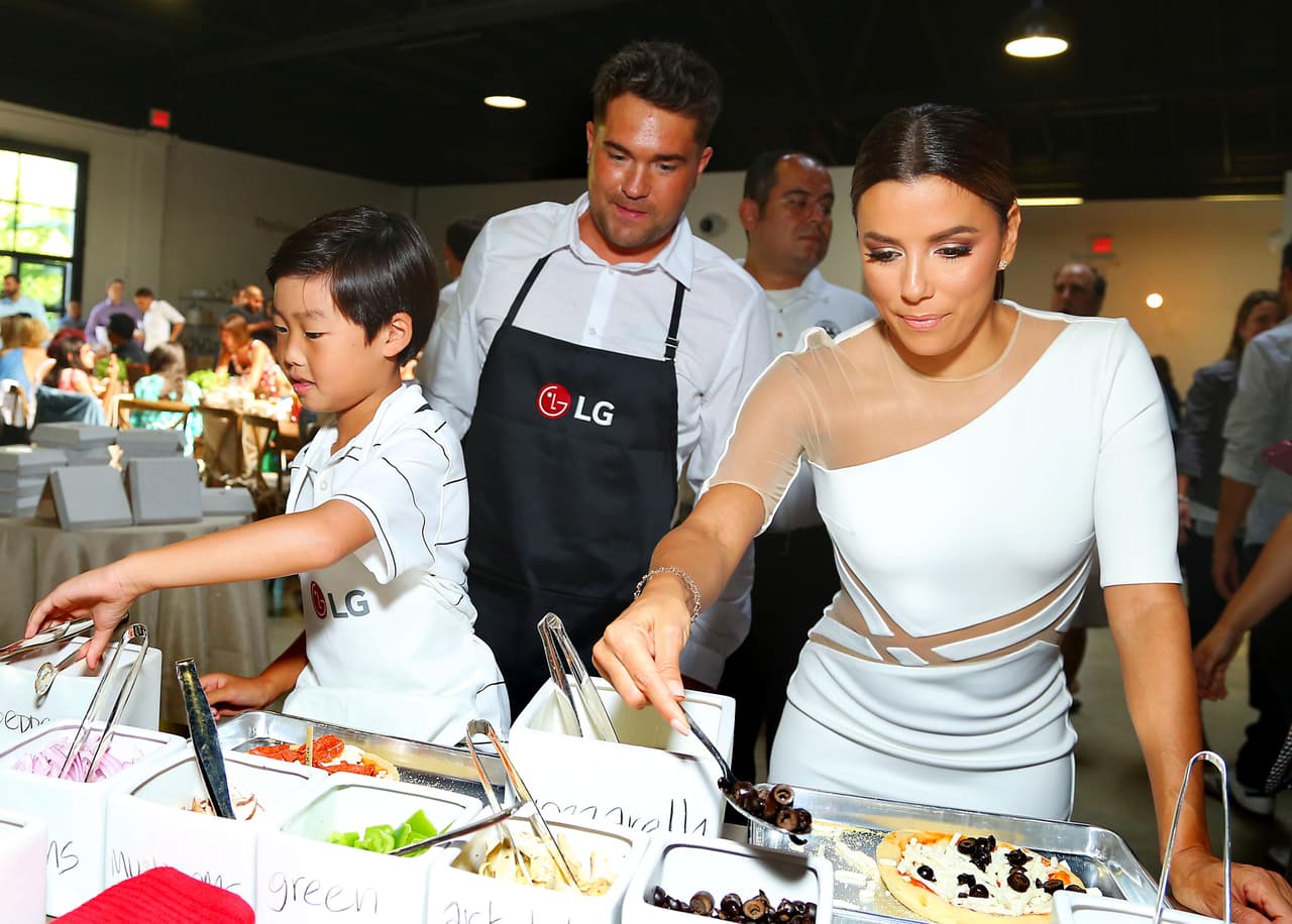 Eva horneó pizza y pastel entre otras cosas, pues con ayuda del ProBake, pues este aditamento de cocina te permite cocinar más fácilmente como toda una profesional.