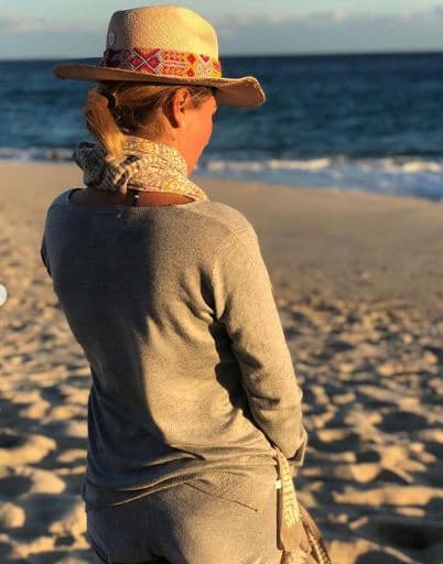 "[...] No me arrepiento para nada, es la mejor cosa que me ha pasado en mi vida, pero sí, a los 20 años sentía esta necesidad de salir, de irme por ahí, de salir con mis amigas e irme de fiesta y comerme el mundo, y tenía un chiquito que cuidar y me partía entre una cosa y la otra", aseguró la actriz.