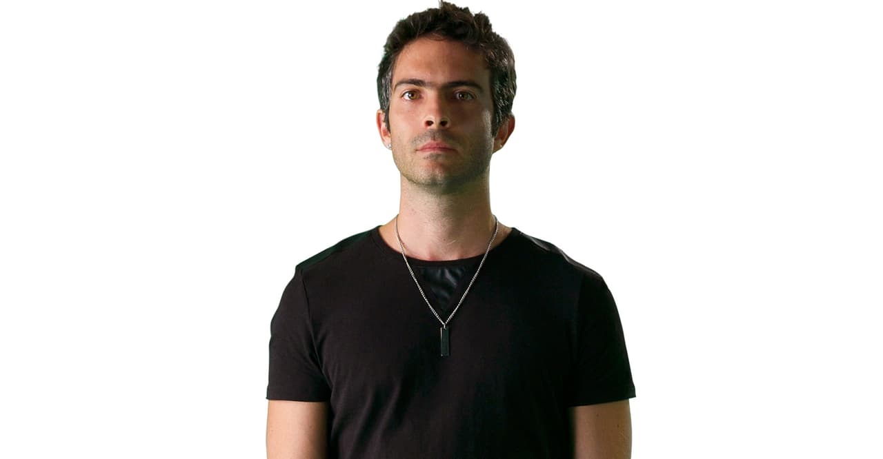 Osvaldo Benavides es Mercurio. De la manera más inesperada y de la noche a la mañana, Mercurio deja su tranquila vida en México para irse a vivir a Miami en donde, sin saber cómo, debe infiltrarse en una organización que delinque lavando dólares falsos.