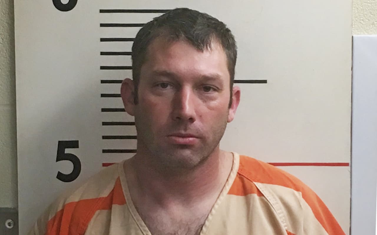 Arrestan a funcionario de Texas acusado de tratar de violar a hispana que salía de un Walmart