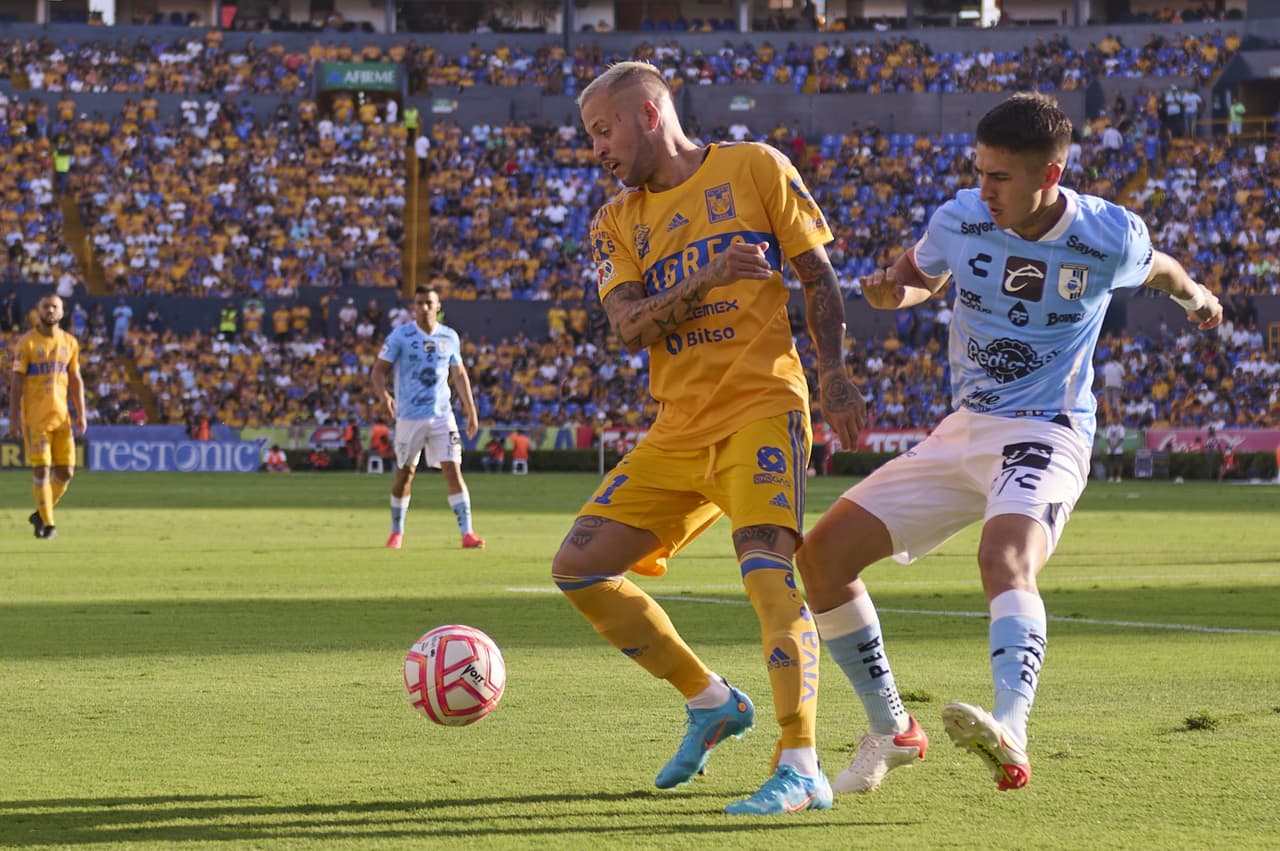 Tigres se llevó los tresn puntos ante Gallos Blancos en un partido en el que hubo tres jugadores expulsados .