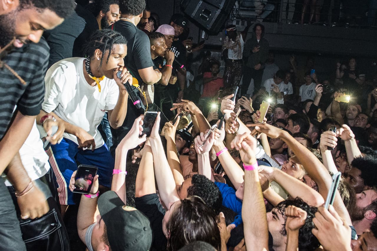 Según el diario sueco
<b> <a href="https://www.aftonbladet.se/nojesbladet/a/70yvV9/asap-rockys-forsta-dygn-i-usa--traffade-kanye-west-och-tackade-for-st" target="_blank">Aftonbladet</a></b>, el cantante viajó de Suecia a Estados Unidos en un avión privado, después que un juez lo dejó en libertad, aunque todavía no se le dicta sentencia, lo cual ocurrirá el próximo 14 de agosto.
<br>