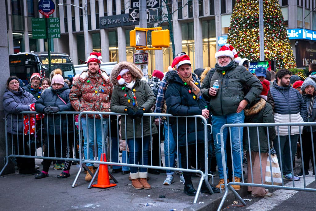 El ambiente navideño ya se notaba en los asistentes al encendido del árbol en el Rockefeller Center en Nueva York.