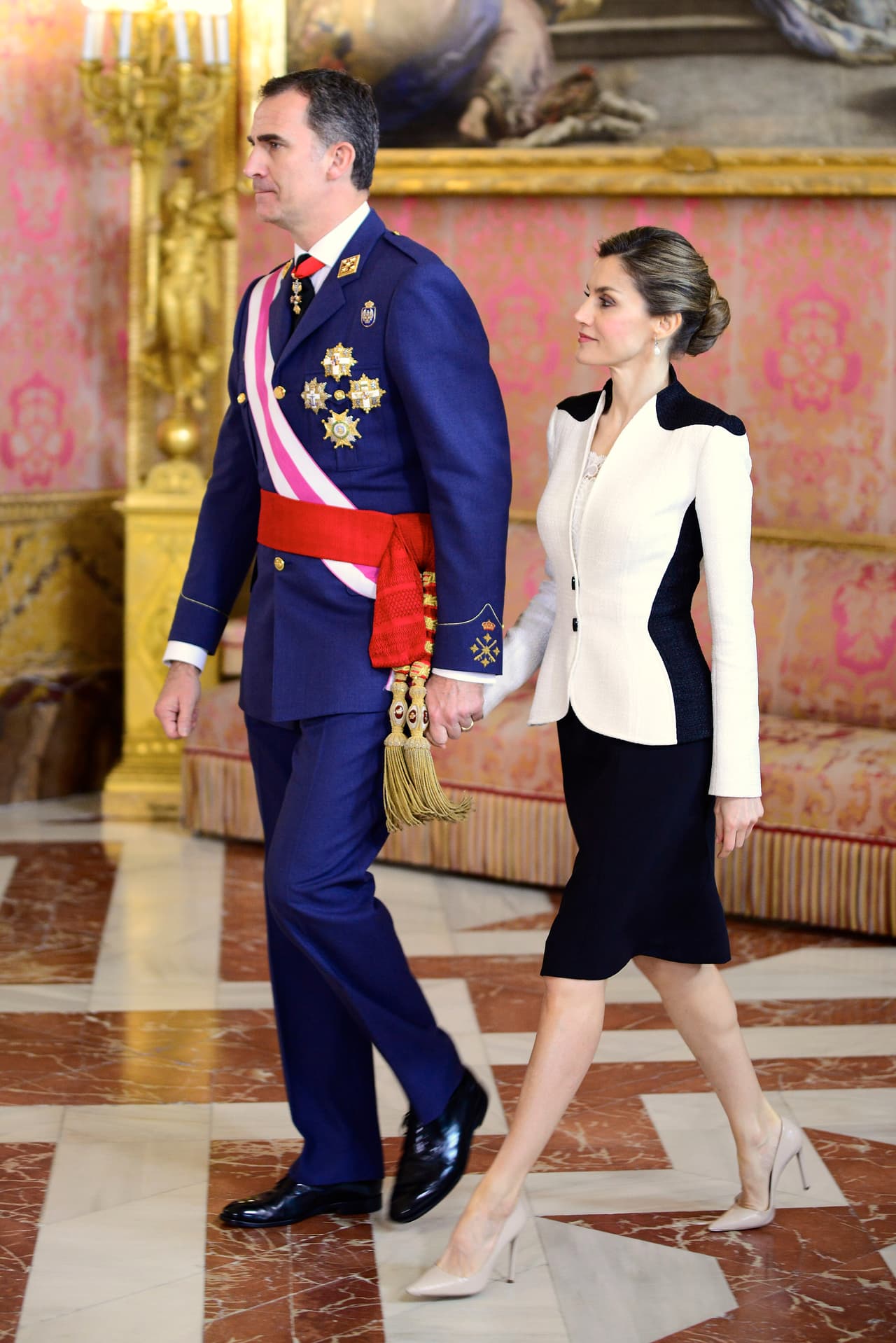 Con un juego gráfico y mezclando blanco y negro para resaltar su fina figura, la Reina asistió al Dia de las Fuerzas Armadas con un sastre de falda y saco de un solo botón de Felipe Varela.