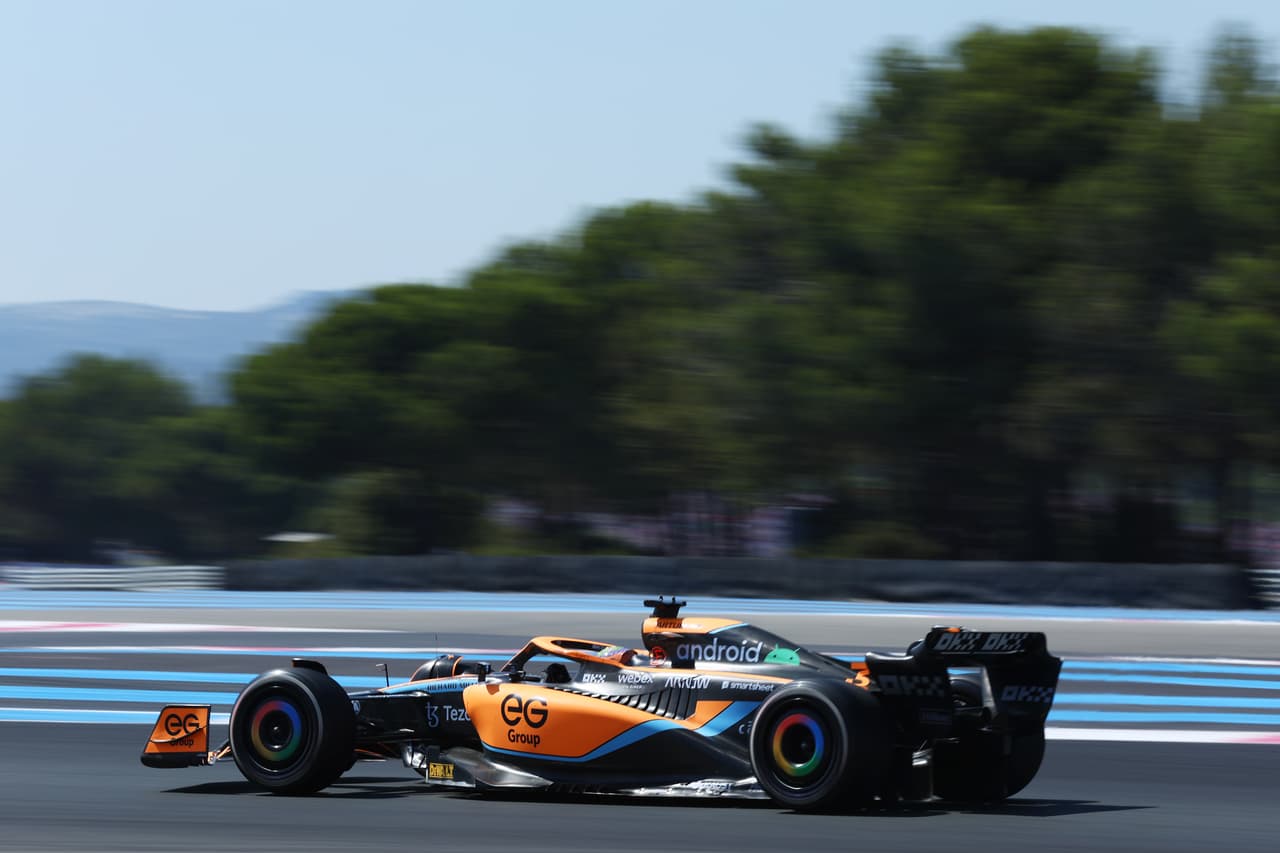 Max Verstappen conquistó el Gran Premio de Francia por delante de Lewis Hamilton y George Russell. Checo Pérez fue cuarto y Charles Leclerc tuvo que abandonar la carrera tras un impactarse con el muro.