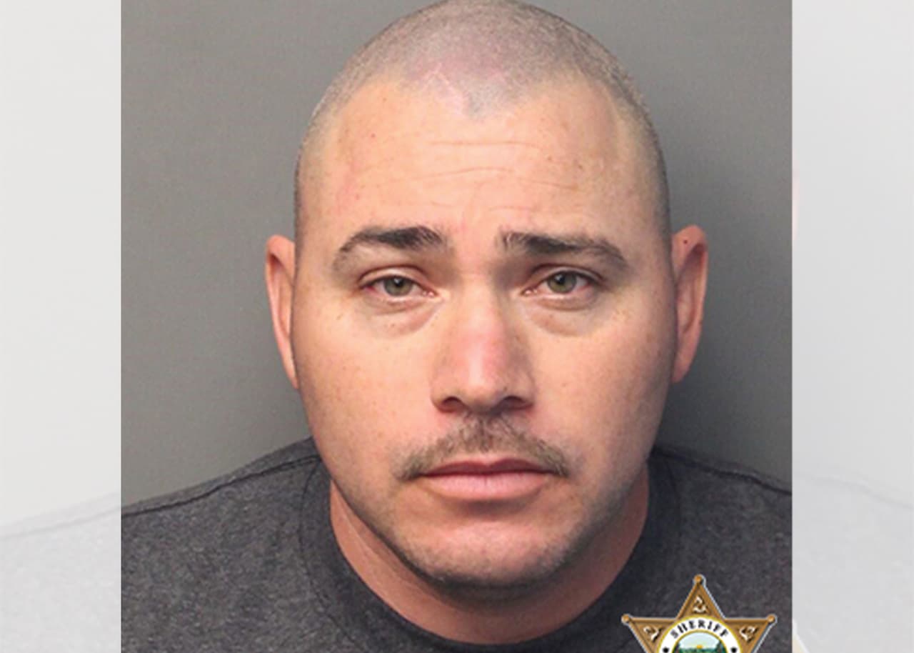 Anthony Mendez es orginario del área de Porterville, tiene 36 años, y es buscado por posesión de arma de fuego y conducir bajo la influencia del alcohol.