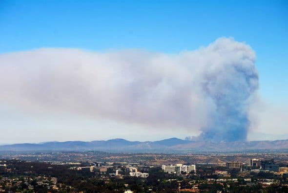 - En casos extremos, trasladarse a una zona no afectada por el humo de los incendios. Si usted necesita ayuda para realizar una evacuación de emergencia puede comunicarse al 9-1-1. Fuente : Entravision San Diego