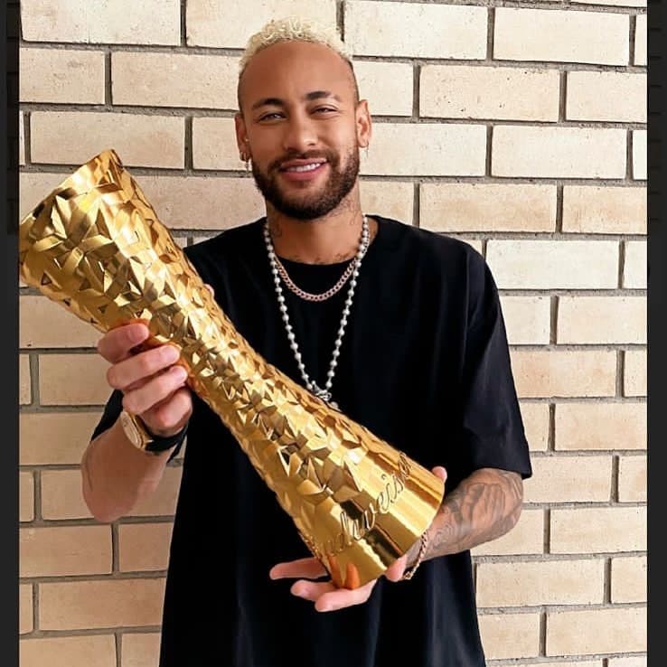 Neymar recoge trofeo a nombre de Pelé