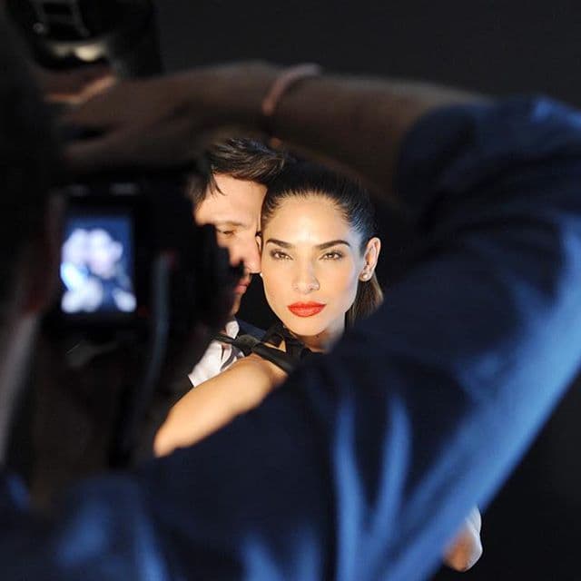 Alejandra deja a un lado el maquillaje, se pone unos jeans y está lista para disfrutar de su hijo.