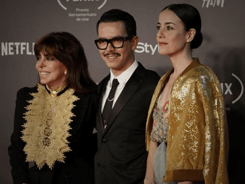 El productor de 34 años, aquí junto a 
<b><a href="https://www.univision.com/programas/series/veronica-castro-sana-sus-problemas-mentales-gracias-a-la-serie-la-casa-de-las-flores">Verónica Castro y Cecilia Suárez, madre e hija en la primera temporada</a></b>, aseguró que antes de escribir sus tuits, él mismo escuchó el reporte que hizo Flor Rubio.