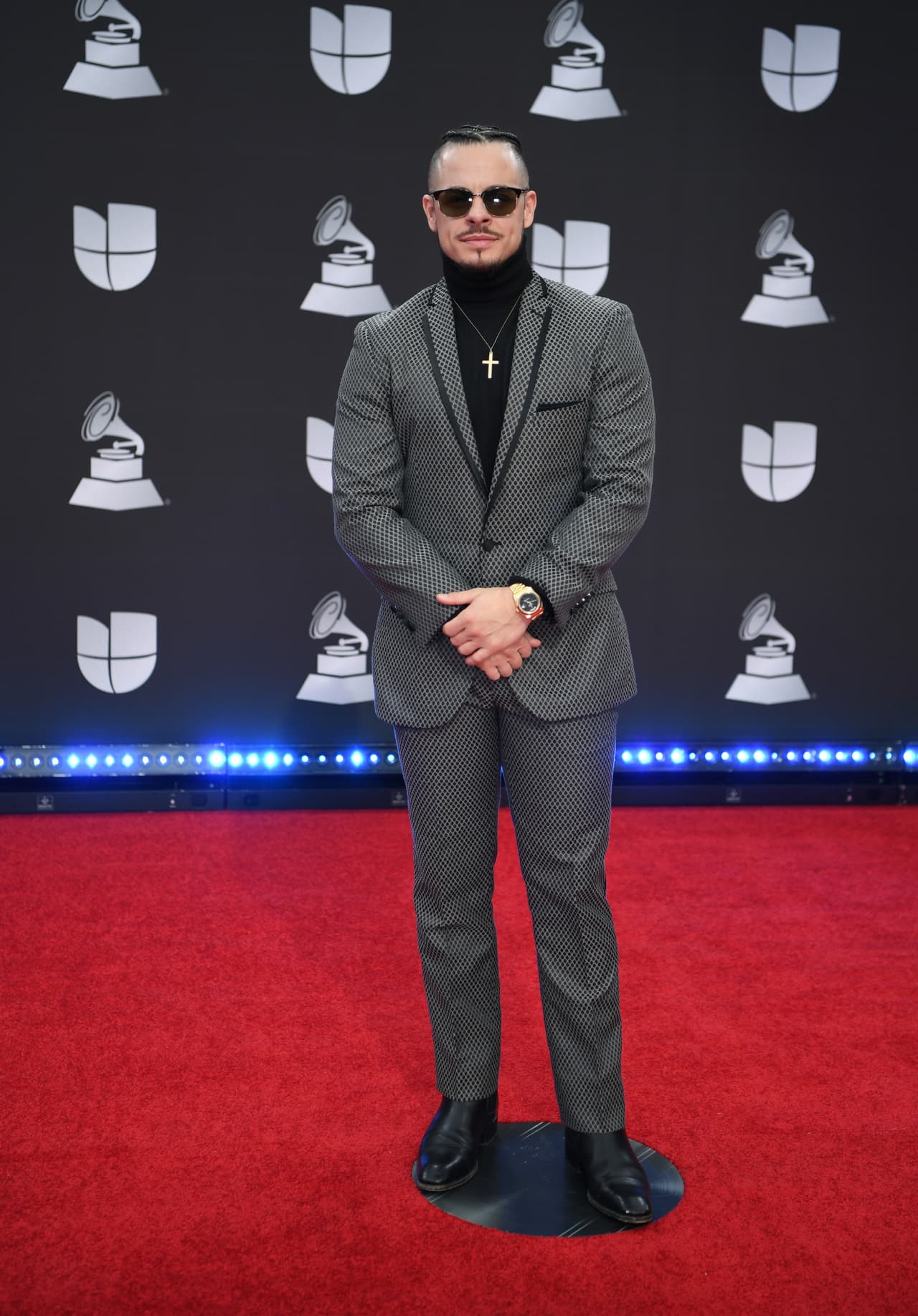 El coreógrafo y bailarín Casper Smart, vistió un traje de Stich y botas Tom Ford.