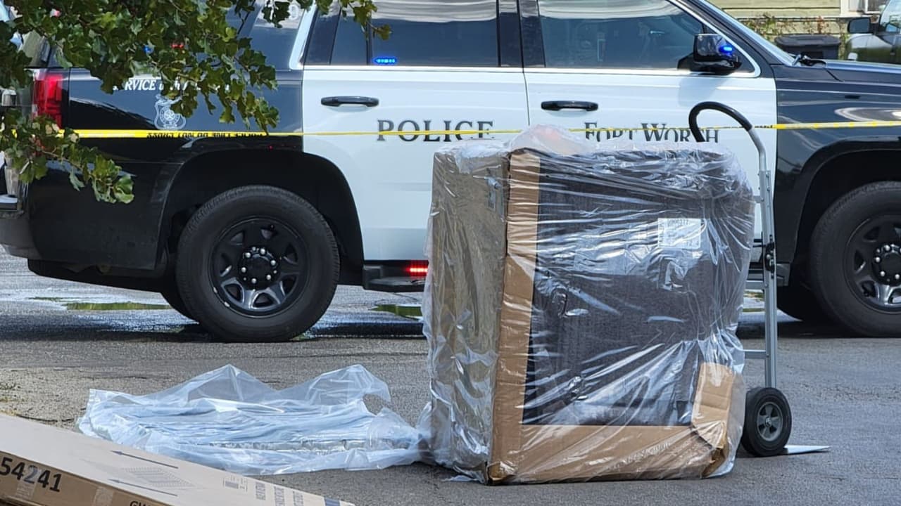 Muere un cargador de muebles y le roban su camión en Fort Worth