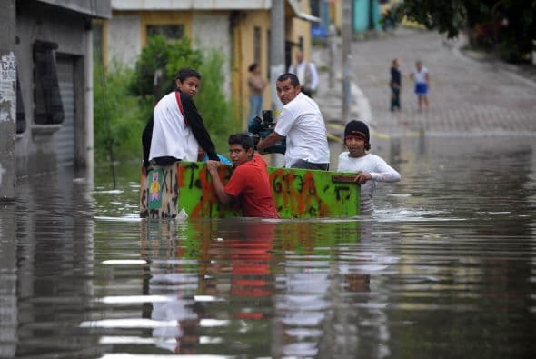 También había diversos niveles de alertas en Guatemala, El Salvador, Nicaragua y Costa Rica, donde en los últimos días las lluvias han causado desbordes de ríos, inundado viviendas, dañado puentes y bloqueado caminos.