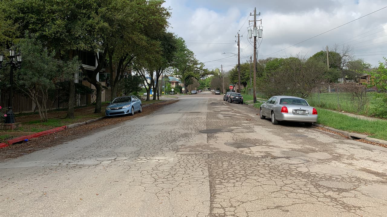 Quienes llegan a salir a las calles de Houston, lo hacen solo para lo más necesario.