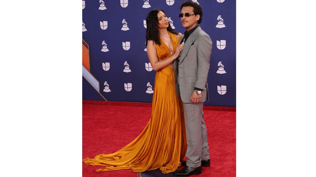 Ángela Aguilar y su look naranja en los Latin GRAMMY 2025.