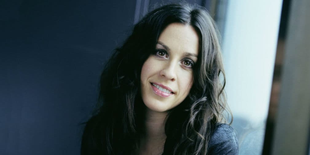 14. Alanis Morissette: Confesó en 2009 que sufrió una violación durante su etapa adolescente.