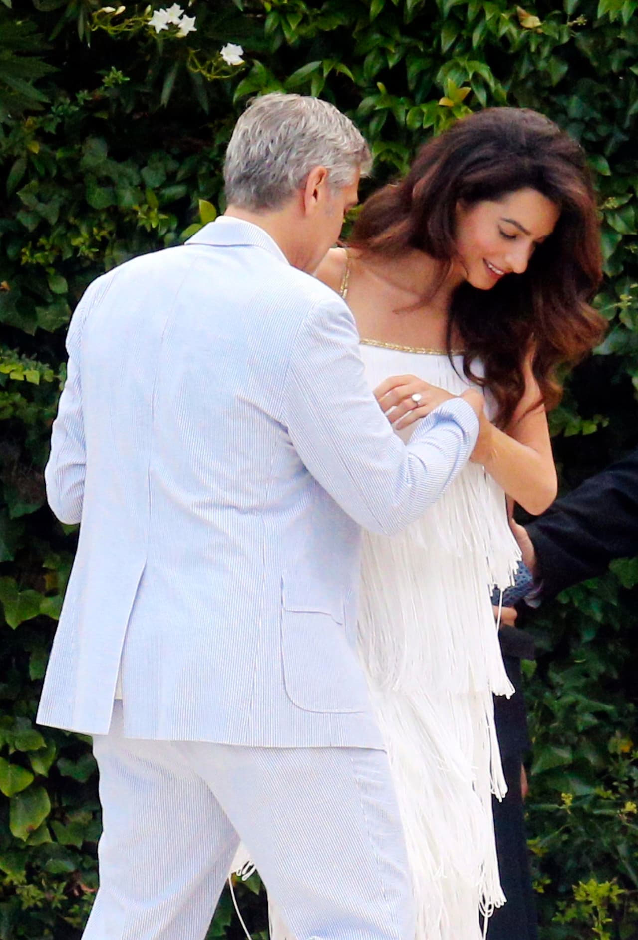 Todo el tiempo, George la estuvo llevando de la mano, cuidando siempre su paso.