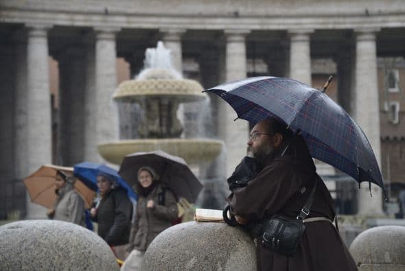Cubiertos bajo las imponentes columnas de la plaza se reunieron tanto fotógrafos como los medios de televisión.