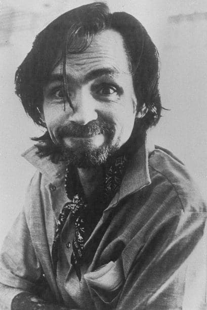 Charles Manson fue condenado a muerte, pero su sentencia fue conmutada por cadena perpetua cuando la Corte Suprema de California determinó en 1976 que la pena capital era inconstitucional.