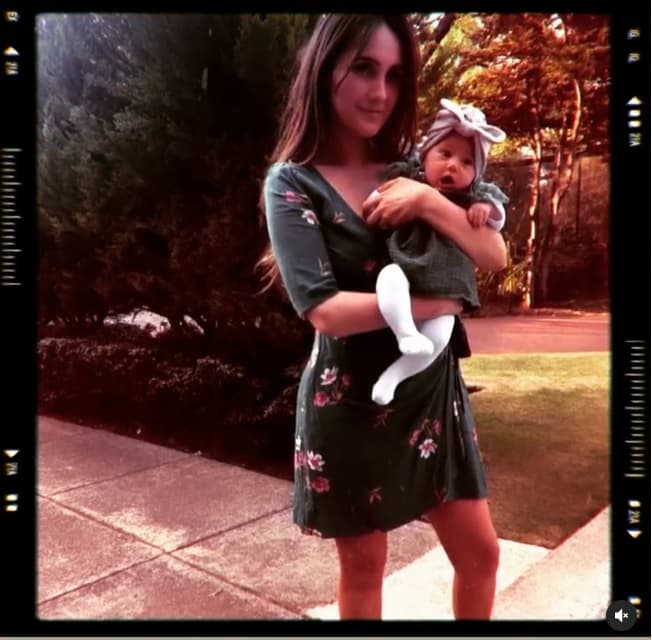 "
<b><a href="https://www.univision.com/famosos/otro-bebe-rebelde-dulce-maria-confirma-que-esta-embarazada-de-su-primer-hijo-fotos" target="_blank">Está muy romantizado el embarazo</a></b>, 'ay qué bonito, la pancita', pero no tienen idea de la transformación y el reto que es para una mujer y más en pandemia", dijo.