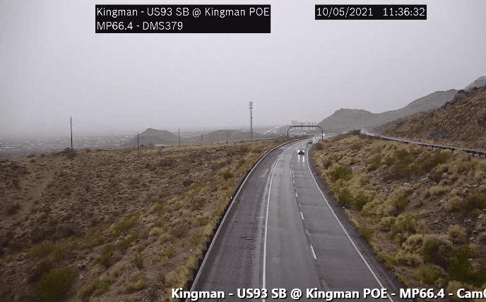 Esta mañana el Departamento de Transporte de Arizona (ADOT, por sus siglas en inglés) publicó lo siguiente mensaje para los conductores: 
<i>Recuerde tener mucho cuidado cuando las carreteras estén resbaladizas.</i>
<br>