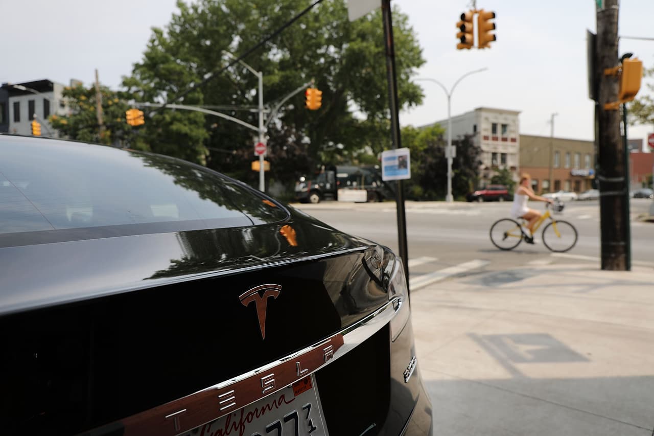 Una mujer da a luz en un Tesla mientras está atrapada en el tráfico en NYC