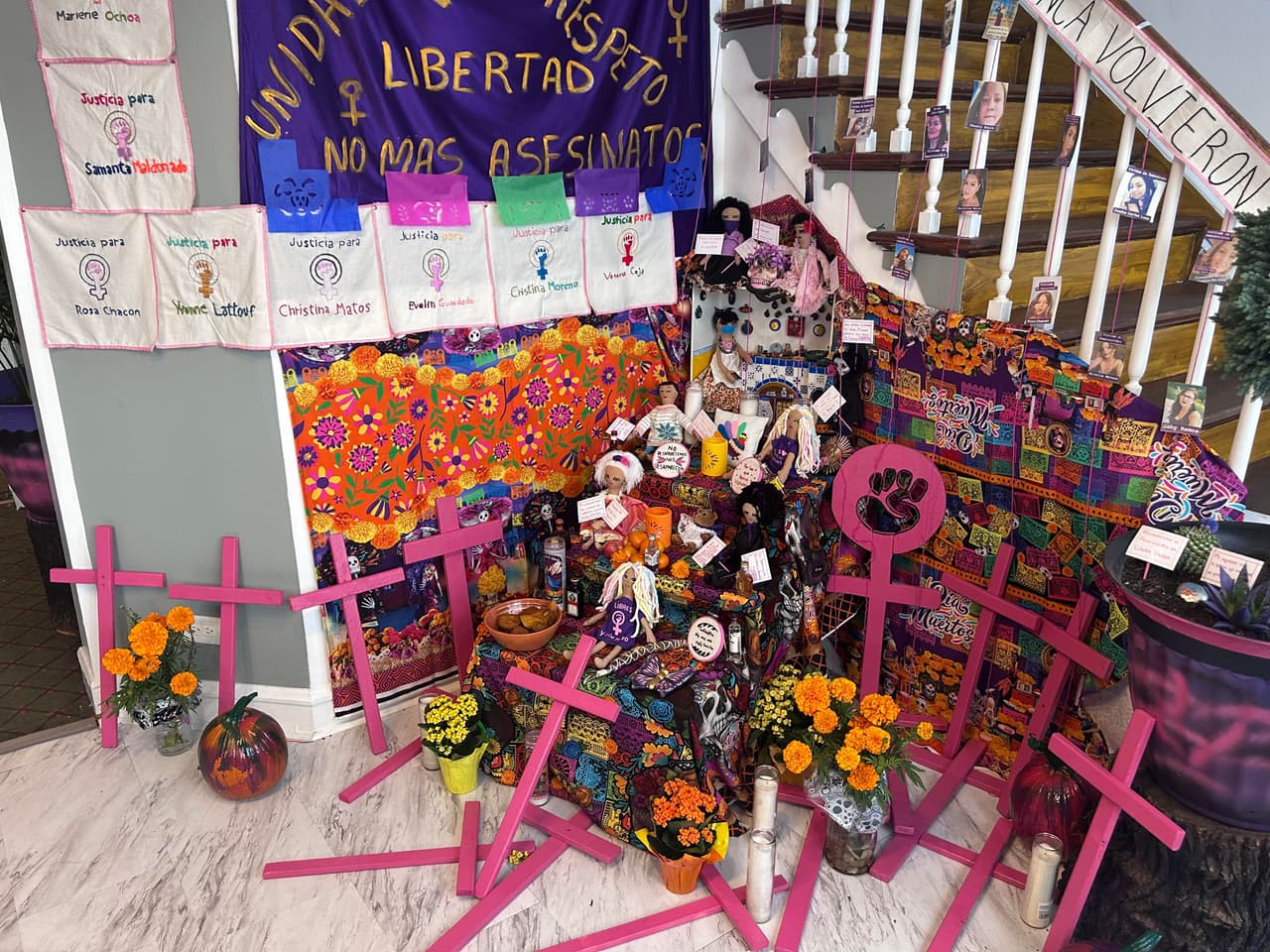 En el día de muertos que se celebra dentro de la comunidad mexicana, la organización decidió recordar algunas de las mujeres víctimas mortales de la violencia doméstica.
