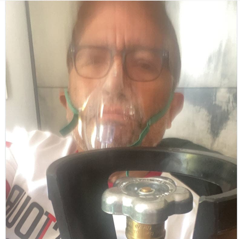 Juan Osorio publicó esta foto en la que
<b><a href="https://twitter.com/osoriojua/status/1341103757006921728" target="_blank">está con un tanque de oxígeno</a></b> que le auxilia para respirar.
<br>