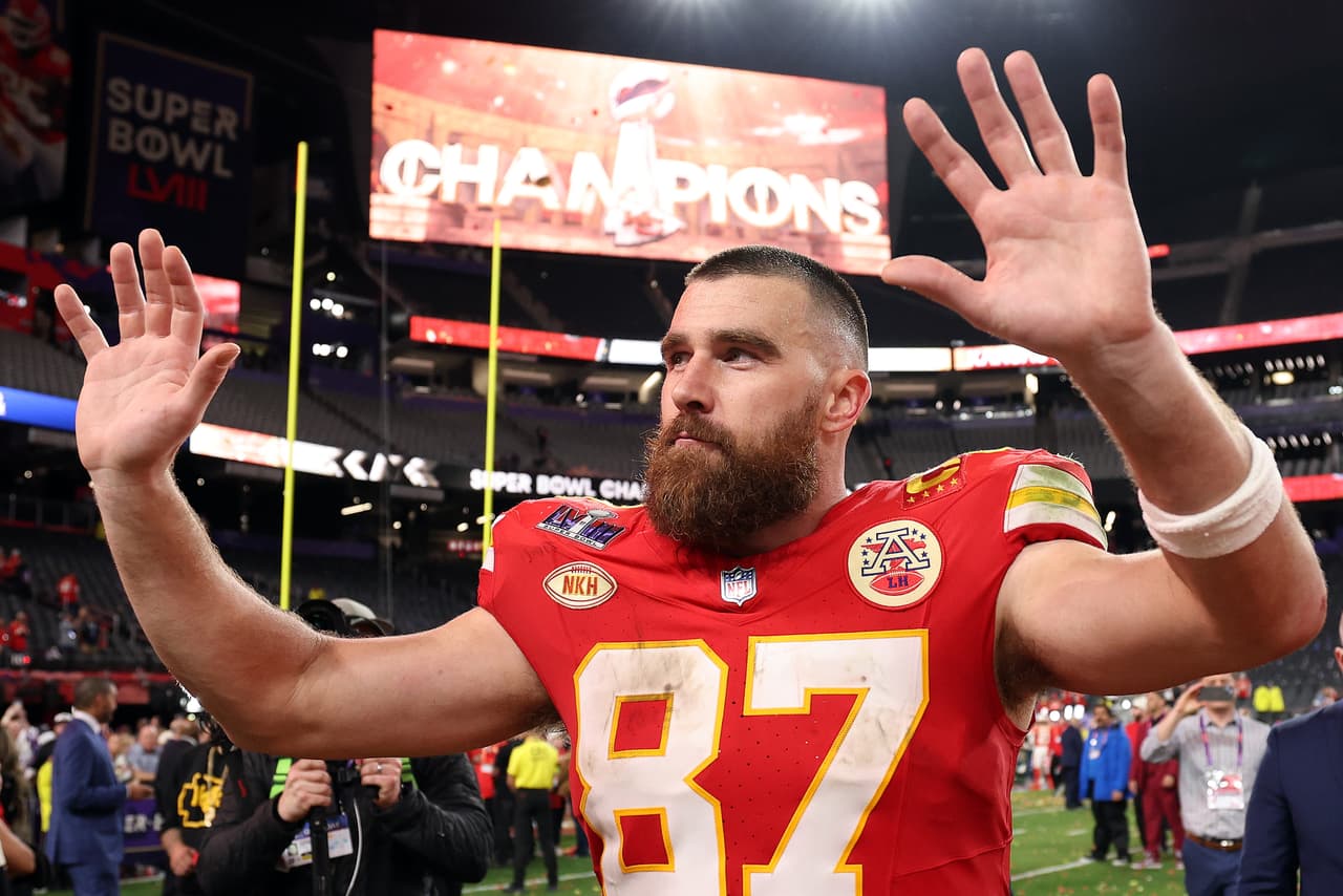 Kelce se une a Taylor Swift y dona 100 mil dólares a víctimas del tiroteo