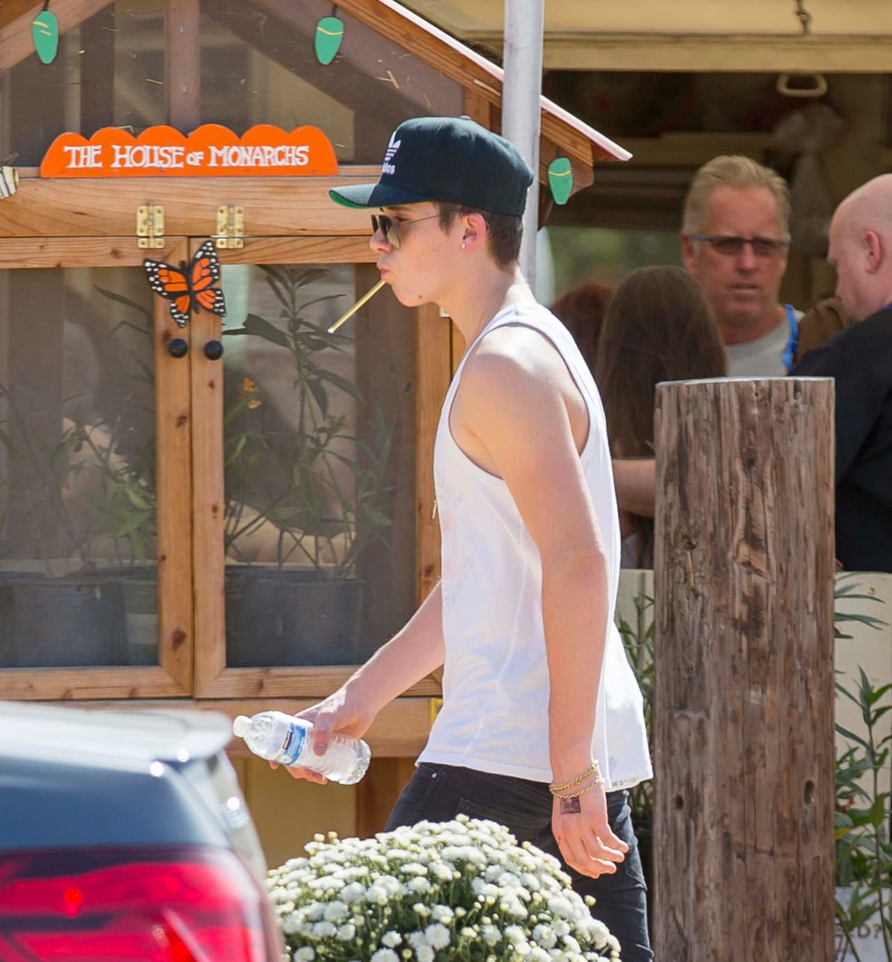 El más grande de los hijos de la famosa pareja caminó solo por algún rato mientras comía un dulce. ¿Será que él se adelanto para ir a el 'trick or treat'?