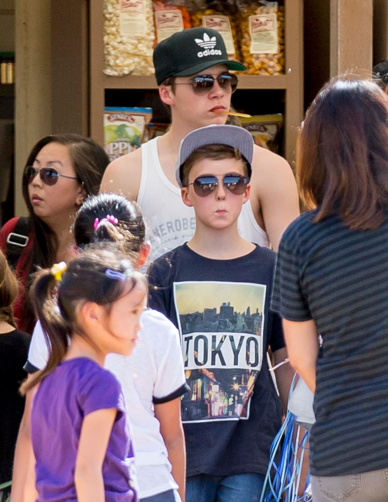 Cruz David hacía muchas muecas, pues había mucha gente en el lugar y no podía pasar.