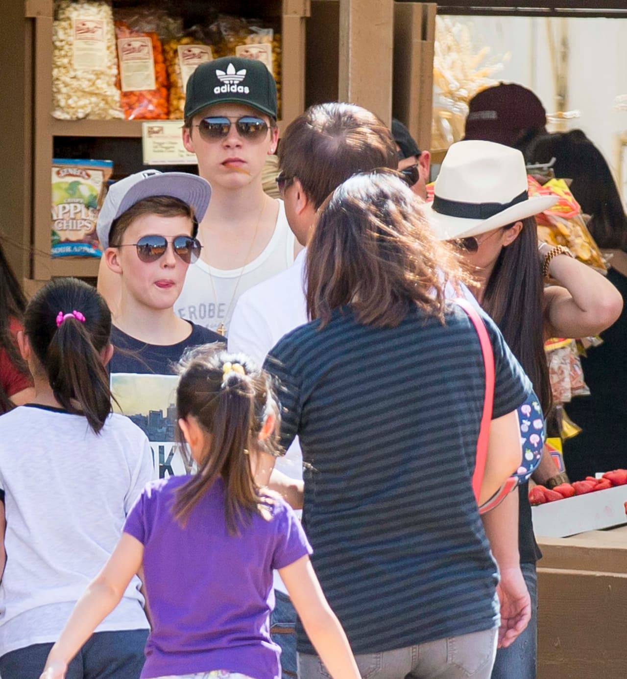 Aunque había muchísima gente y el sol estaba a todo lo que daba en Moorpark, la familia se cubrió con lentes y gorras.