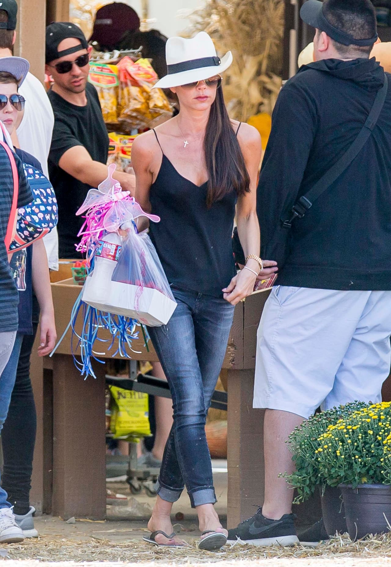 La también cantante se cubrió del sol con unos lentes y un 'panama hat' muy 'chic'.