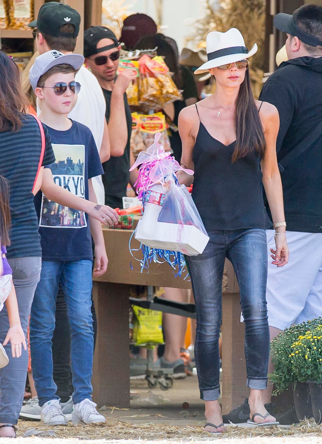 Brooklyn Joseph y Cruz David acompañaron a su madre Victoria Beckham a comprar un poco de comida, mientras el ex futbolista escogía las calabazas.