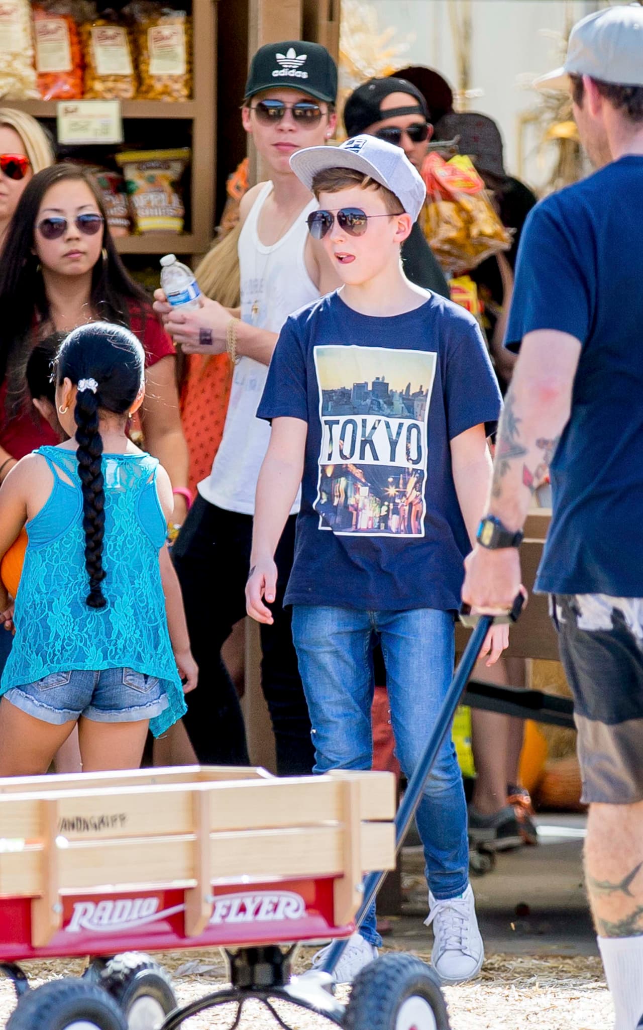 Cruz David se paseó por el lugar con un 'outfit' con el que no pasó desapercibido.