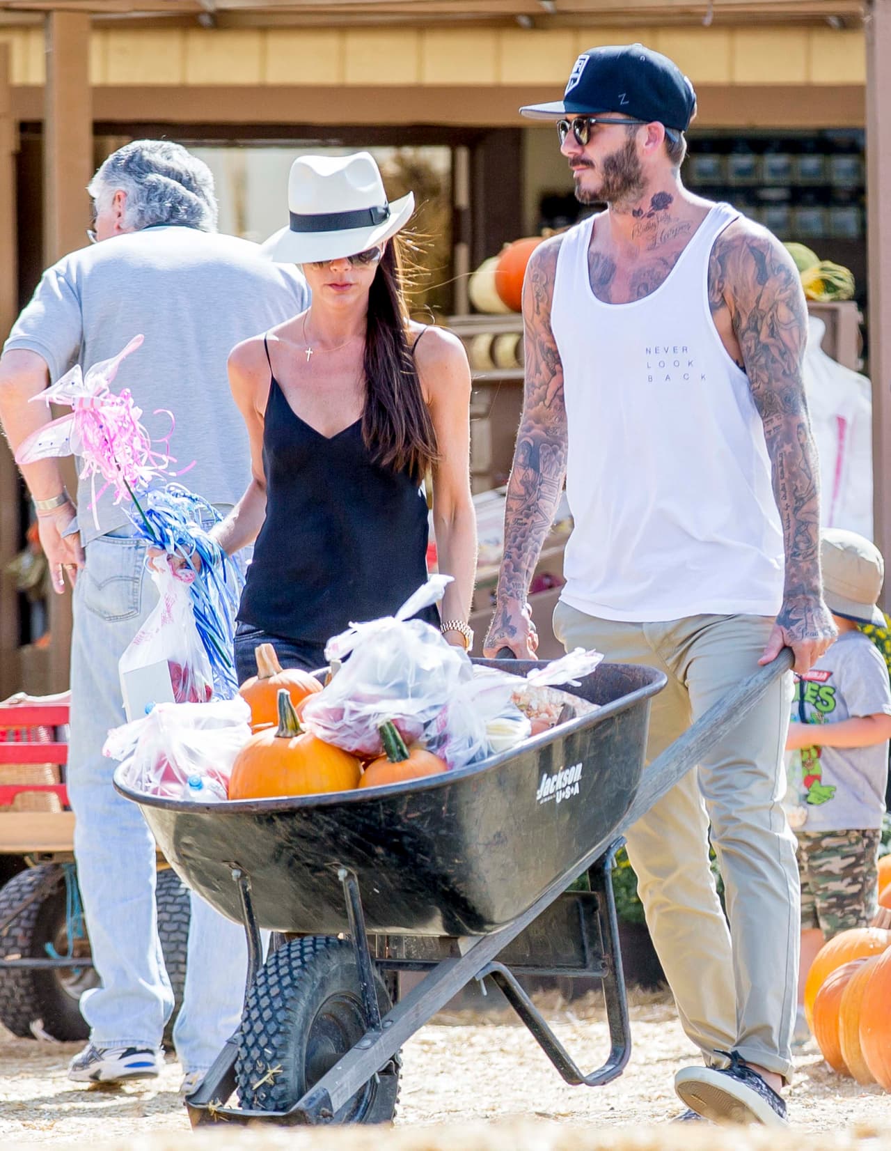 La familia de la modelo y el futbolista fueron a comprar sus calabazas junto con sus hijos en California.