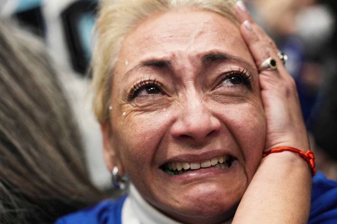 Una aficionada llora después de que Argentina derrotara a Inglaterra en un partido de semifinales de la Copa del Mundo de fútbol, en Buenos Aires, Argentina, el miércoles 15 de julio de 2026.