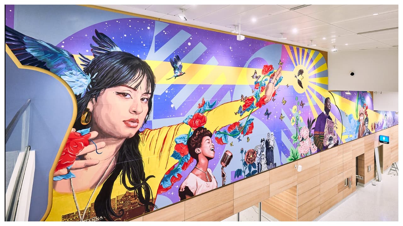 Los viajeros llegan a la nueva terminal A del Aeropuerto Internacional Newark Liberty, reciben una bienvenida luminosa, llena de color, a través de un mural en gran escala del artista hispano Layqa Nuna Yawar.