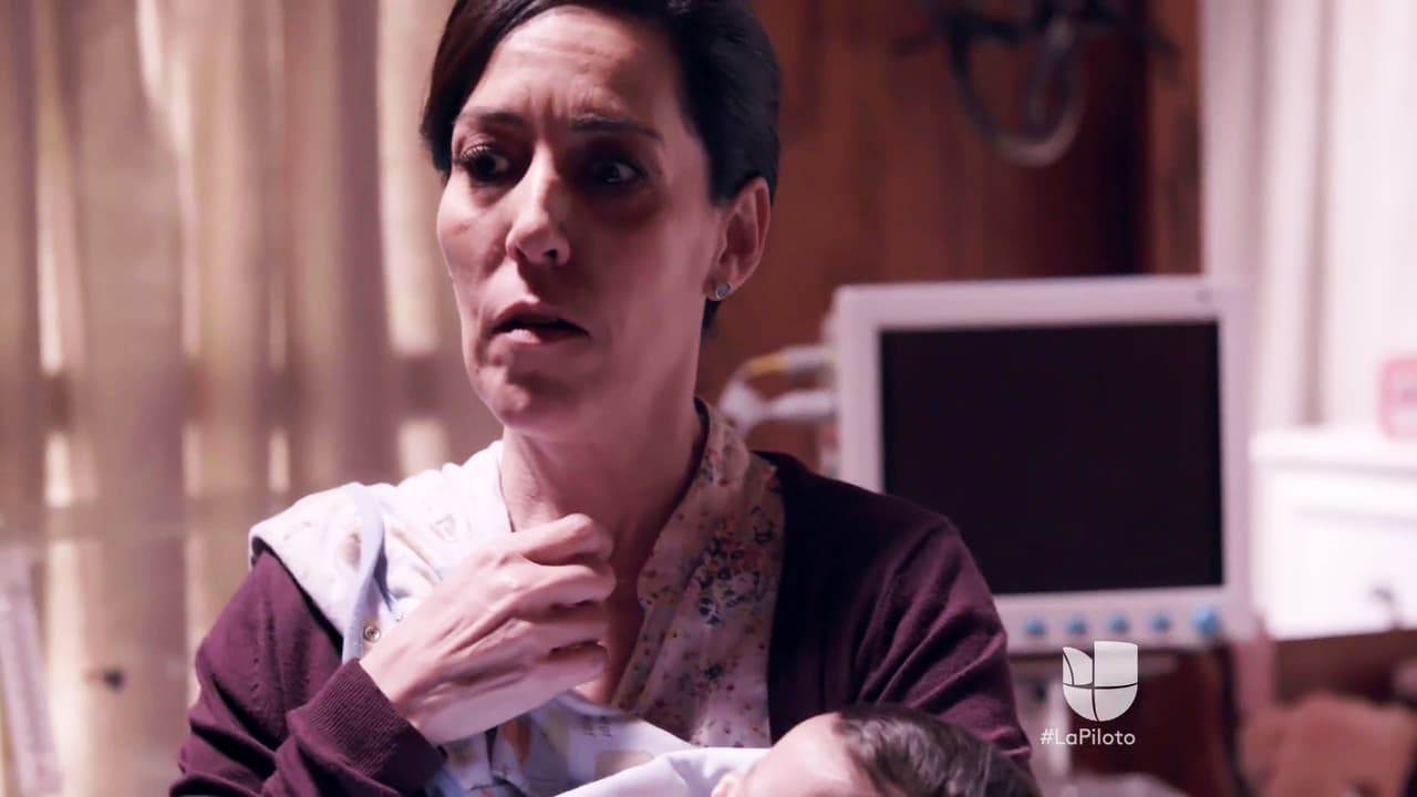 Después de un ataque que 'El Cártel de las Sombras' sufrió, Rosalba trató de escapar con el bebé de Amanda en brazos.