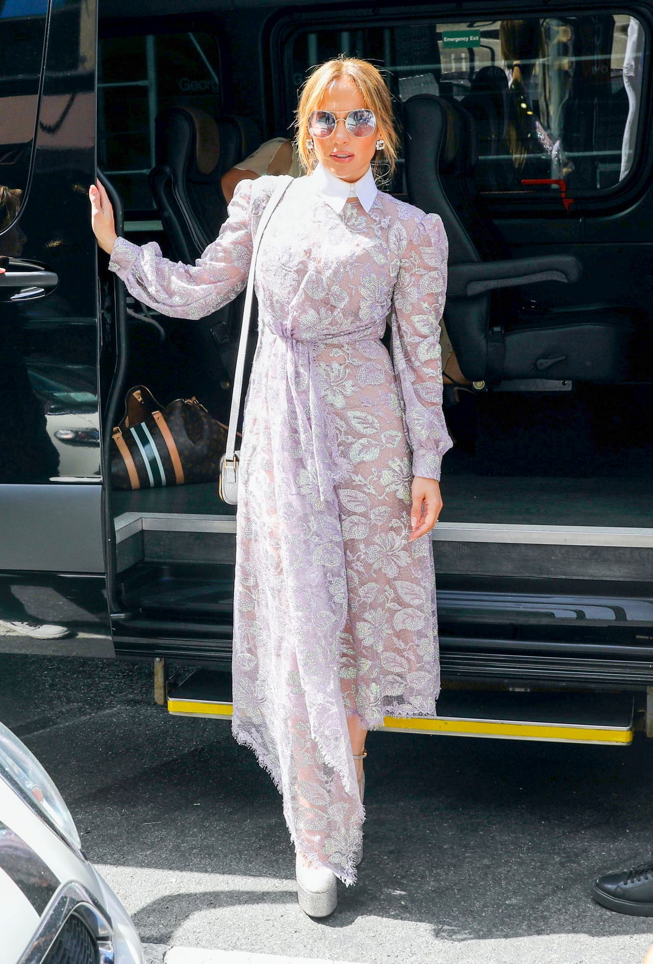 La estrella de películas como 
<a href="https://www.vix.com/es-es/detail/video-4169879?utm_medium=internal_referral&utm_source=univision&utm_campaign=breaking_news&utm_content=ed_entertainment&utm_term=slideshow" target="_blank">Ciudad del Silencio, que puedes ver gratis aquí en ViX</a>, optó por utilizar un vestido brocado color lila para esta salida familiar. 
<br>