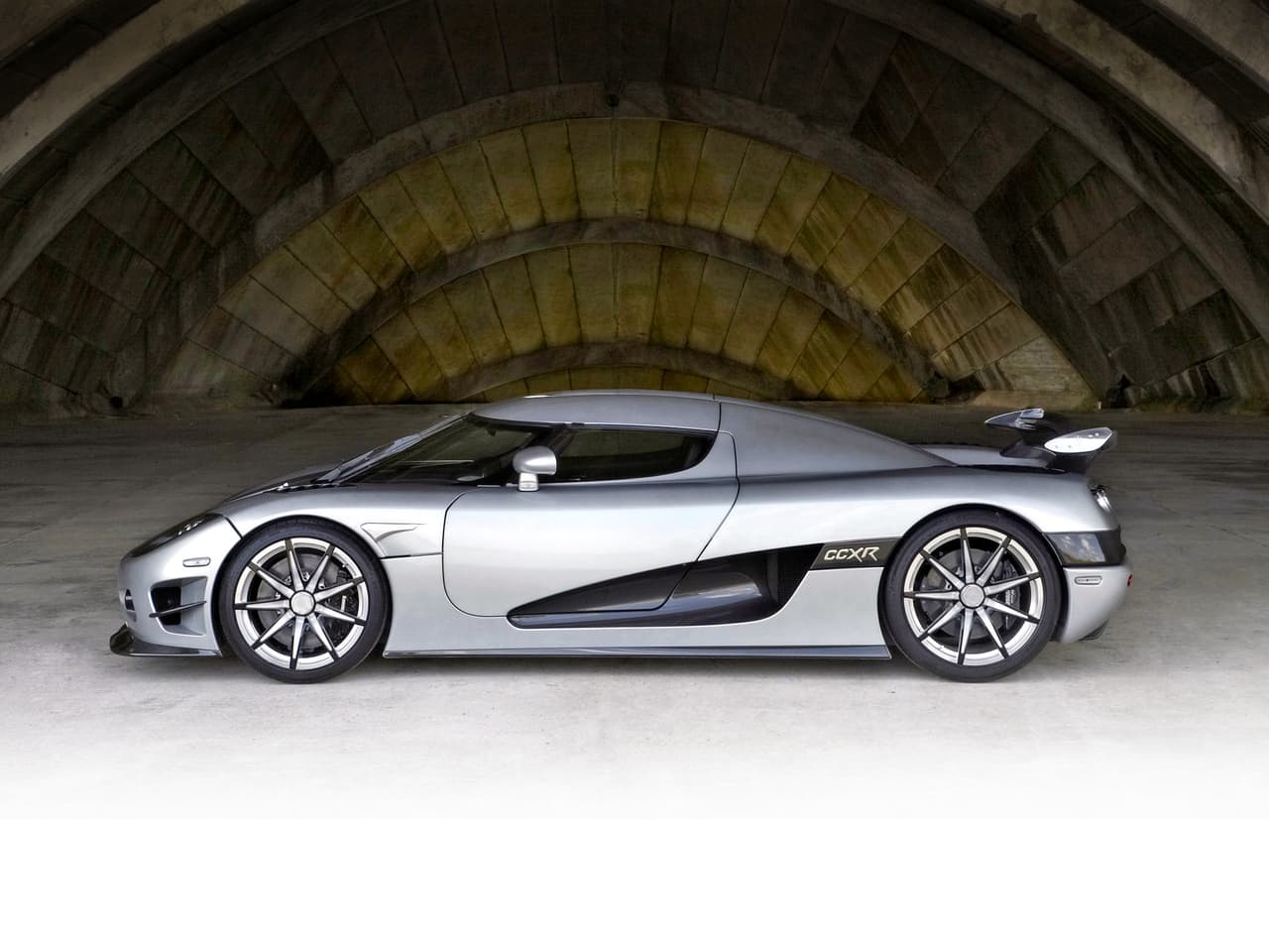 <h3 class="cms-h3-H3"><b>Koenigsegg CCXR Trevita</b></h3>
<br>Precio: 4.8 millones de dólares
<br>Motor: V8 supercargado de 4.8 litros y 1,004 hp y 797 lb-pie de torque.
<br>Características: se trata de una edición especial del CCXR, al cual se agregó fibra de carbono con efecto diamante que hacía al auto brillar como tal bajo la luz.