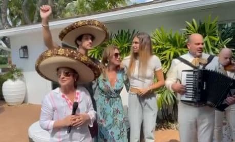 A esta interpretación se unieron sus hijos Lina y Lorenzo, quienes abrazando a su mamá hicieron coro de la canción que cantaba Gloria.