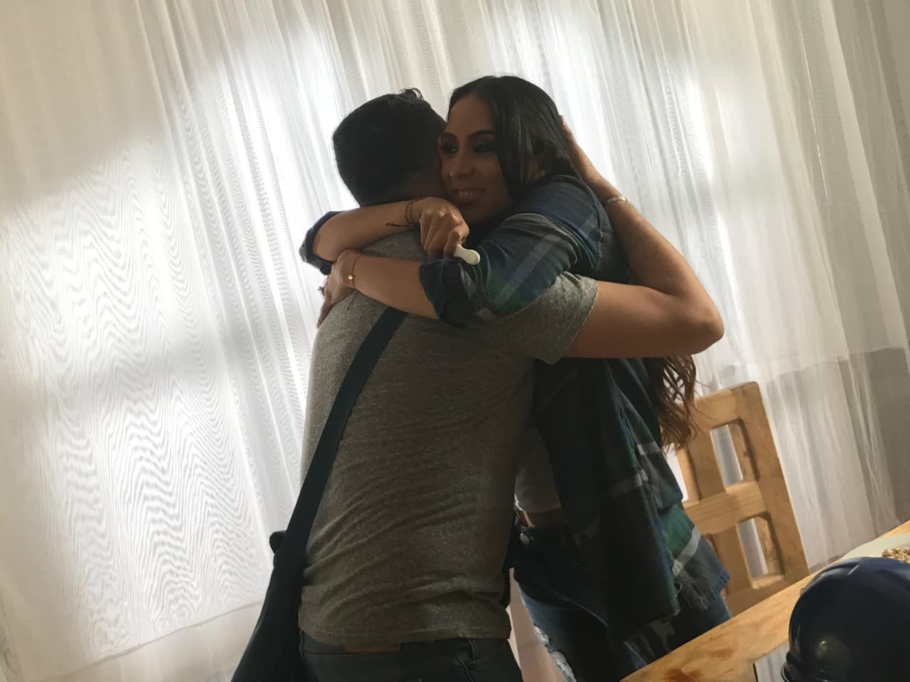 Los apapachos no pueden faltar en los videos de Claudio Alcaraz y en esta ocasión fueron por partida doble.