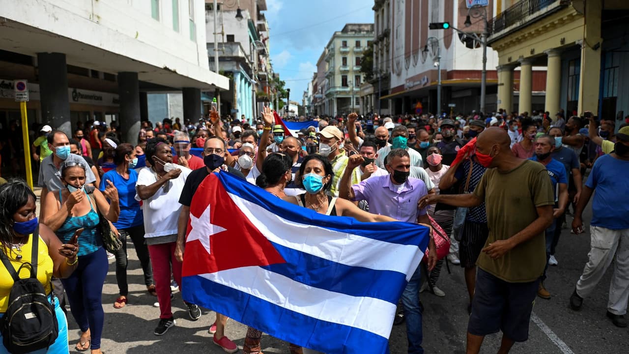 Cubanos salen masivamente a protestar a las calles de la isla