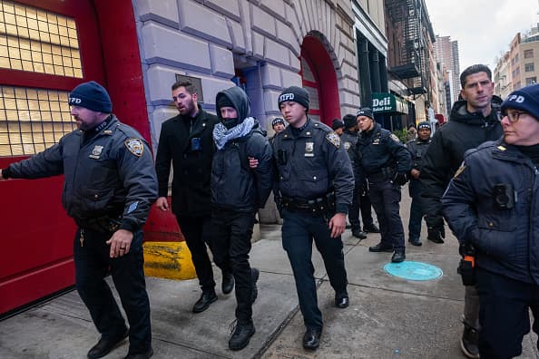 Un incidente ocurrió cerca de una estación de bomberos, donde un manifestante fue detenido tras negarse a abandonar la calzada.