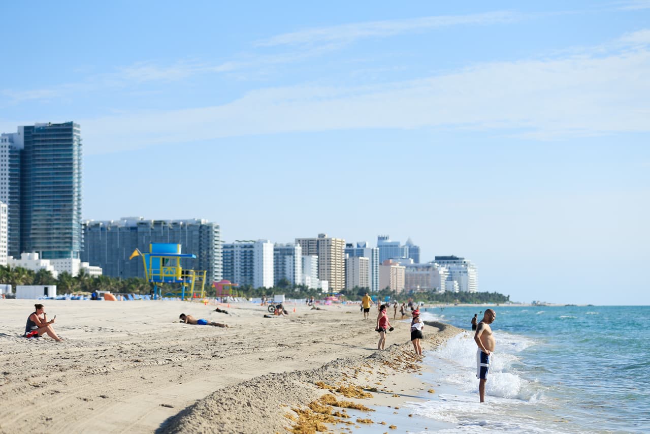 Tras casi tres meses cerradas al público por la pandemia del coronavirus, las playas del condado Miami-Dade reabrieron en la mañana del miércoles.