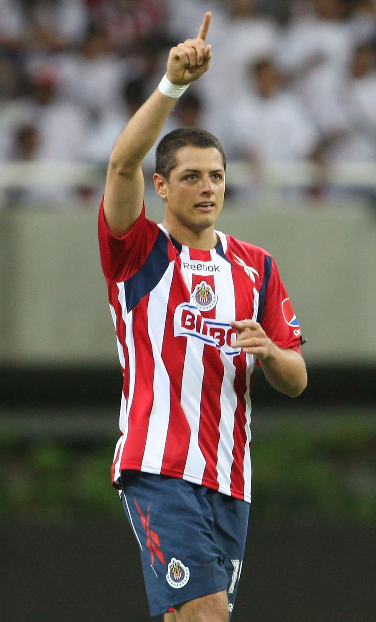 El 8 de abril de 2010 Chicharito firmó un contrato de 5 años con los Red Devils. Actualmente milita en el Bayer Leverkusen con un excelente desempeño.